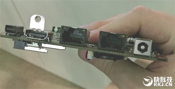 Intel��һ�����͹���Atom�����ع⣺��С��