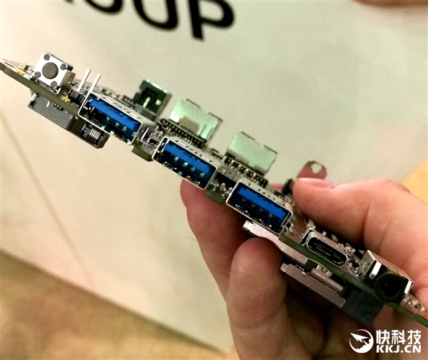 Intel��һ�����͹���Atom�����ع⣺��С��