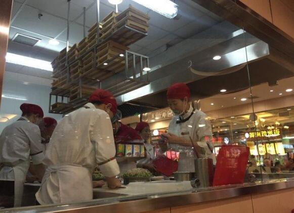 包饺子也能走上人生巅峰?这家饺子店的员工已年入50万!
