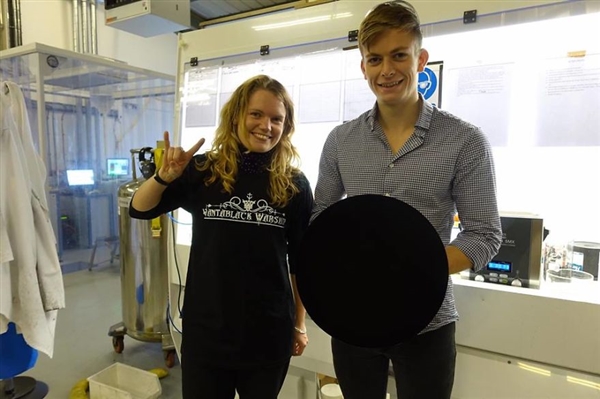 把世界上最黑的物质放身前拍照 太神奇了