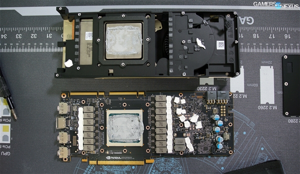 NVIDIA Titan V显卡拆解：211亿晶体管堆出巨型怪物
