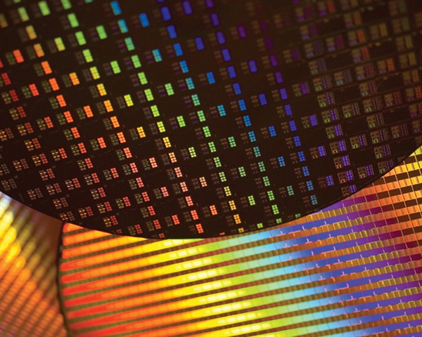 AMD惊了！英特尔10nm工艺最快明年4月份问世 提前半年