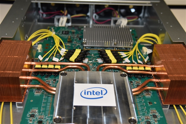12.8Tbps！Intel全球首秀一体封装光学以太网交换机