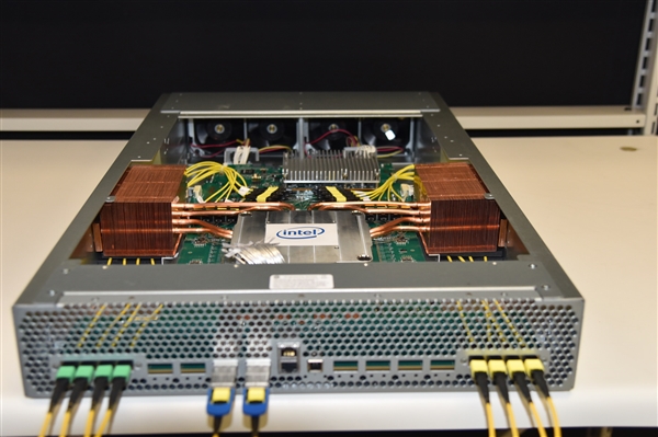 12.8Tbps！Intel全球首秀一体封装光学以太网交换机