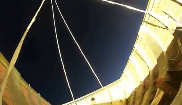 中国第一次：火箭整流罩带伞降落