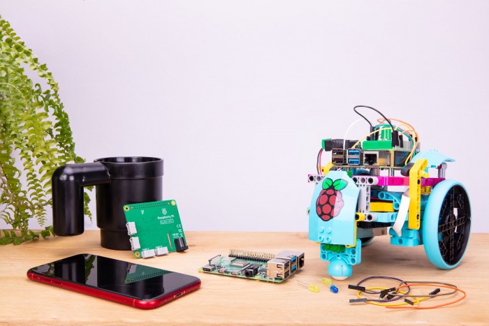 树莓派展示Build HAT新配件 可轻松编程控制乐高机器人