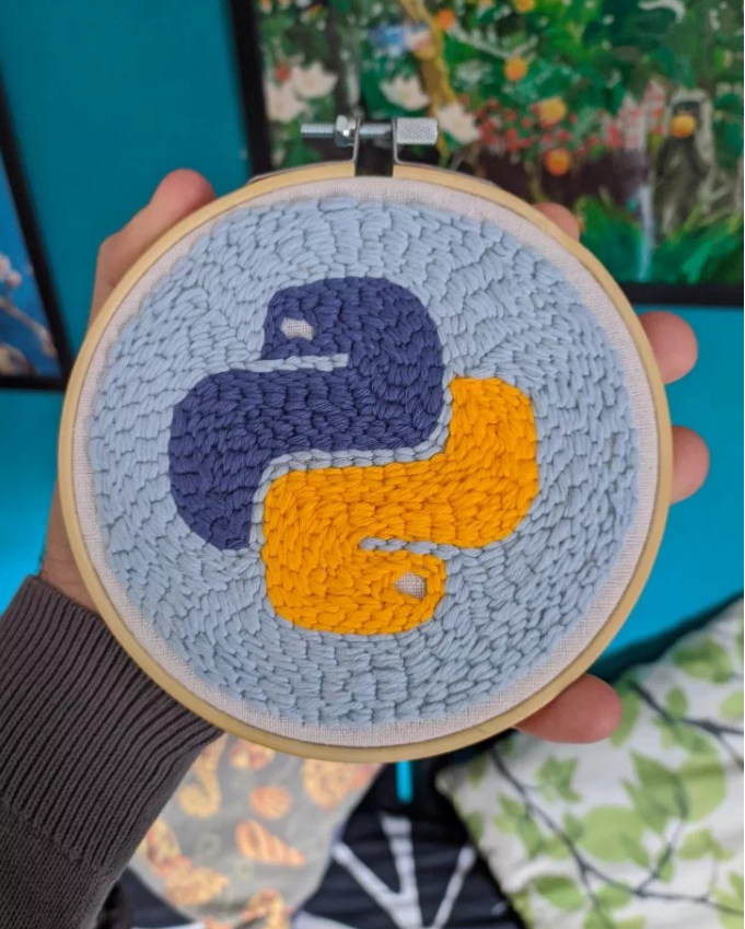 退休的老妈知道我在学习Python，给我织了这个