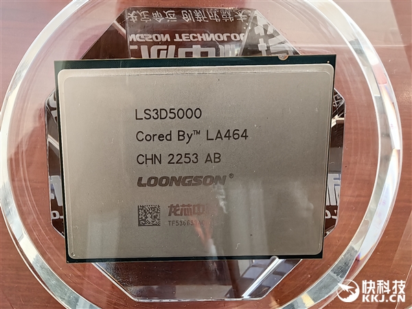 无需国外授权 龙芯3D5000图赏：这就是国产高性能32核CPU