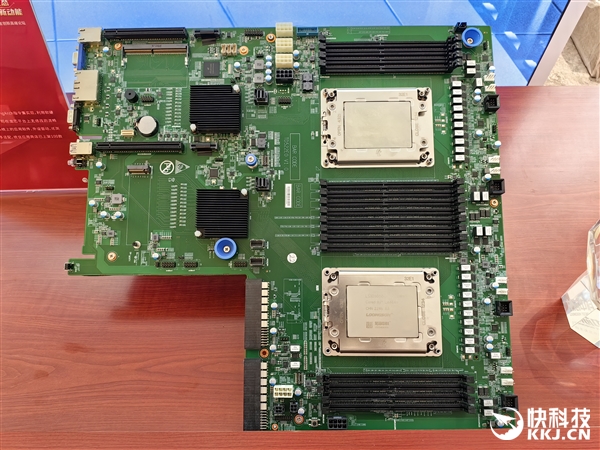 无需国外授权 龙芯3D5000图赏：这就是国产高性能32核CPU