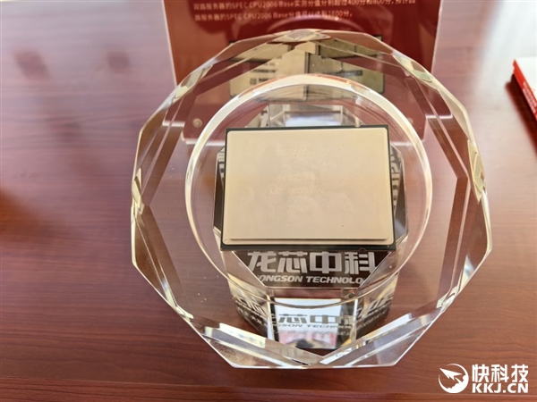 无需国外授权 龙芯3D5000图赏：这就是国产高性能32核CPU