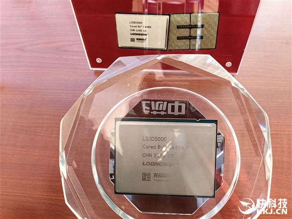 无需国外授权 龙芯3D5000图赏：这就是国产高性能32核CPU