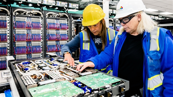 2百亿亿次!Intel完成史上第一超算:内存就有3万多TB