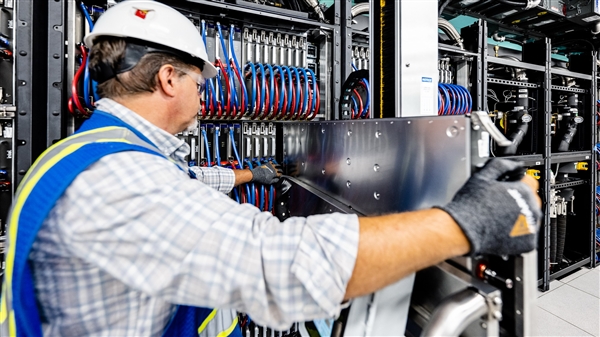 2百亿亿次!Intel完成史上第一超算:内存就有3万多TB