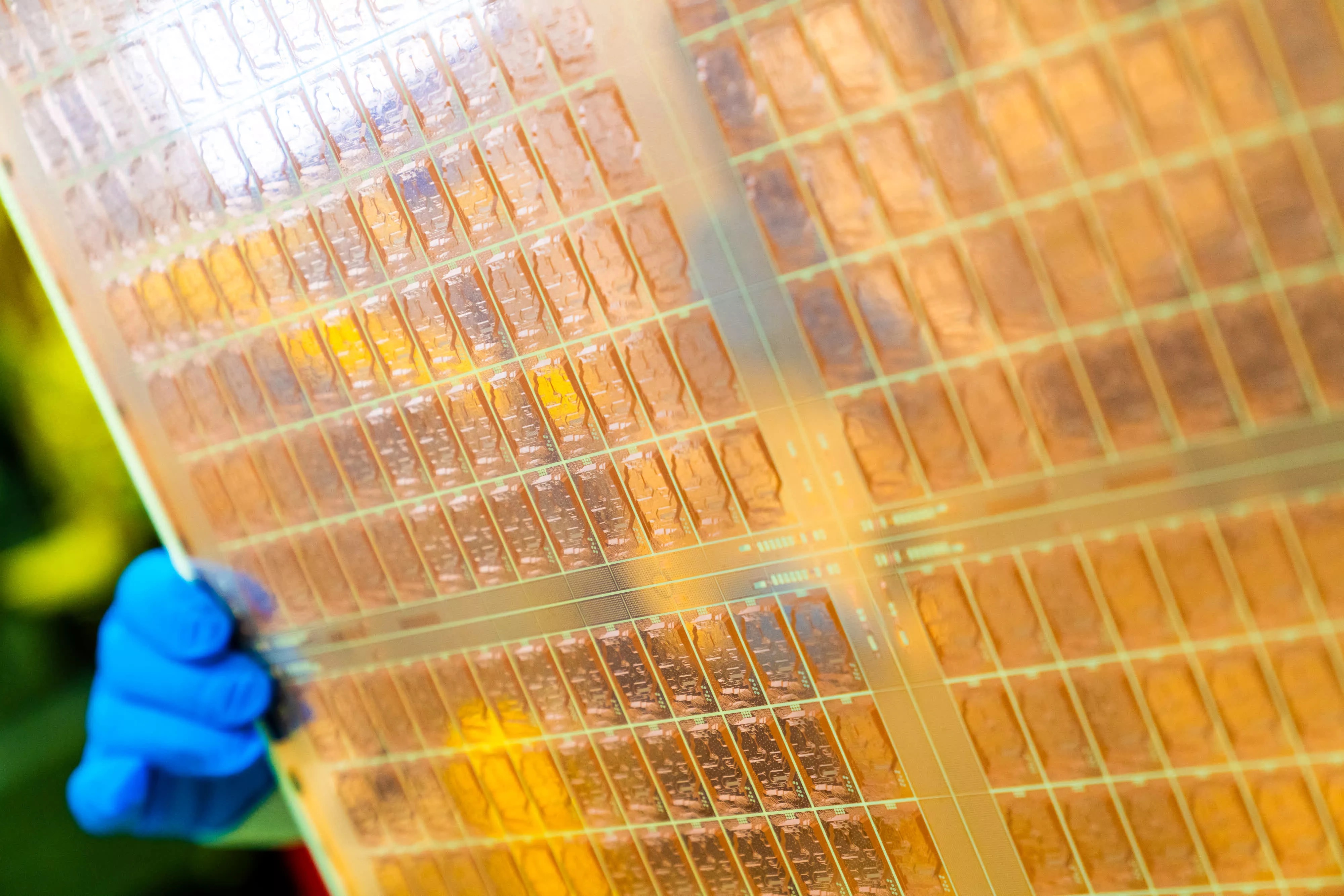 英特尔展示用于下一代先进芯片封装的玻璃基板