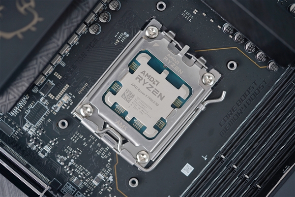 Intel、AMD新主板还得等大半年：又要换接口了！