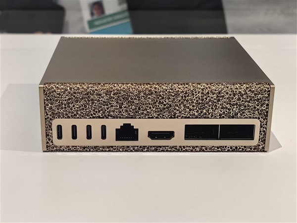 仅迷你机大小！NVIDIA发布全球最小AI超级计算机：联发科参与